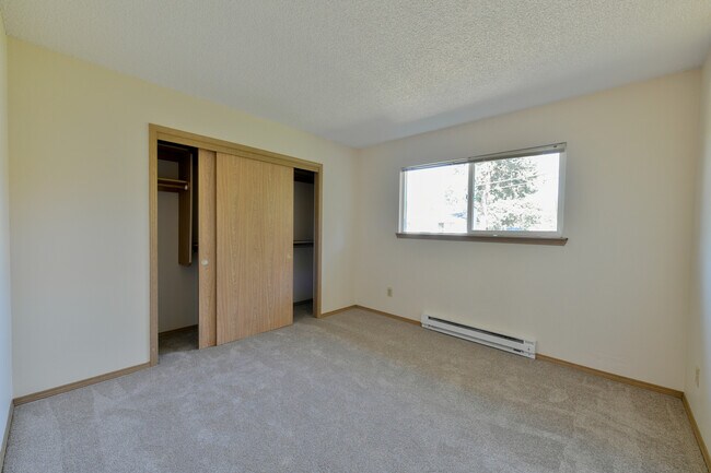 Bedrooms With Plenty of Closet Storage - 2118 19th St