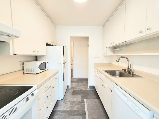 Building Photo - Top floor Woodlake condo, corner location