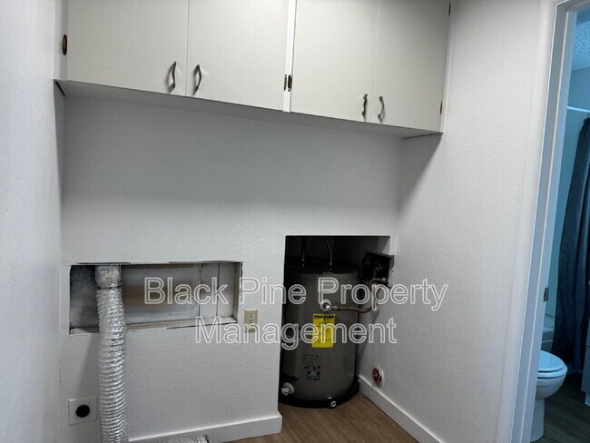 Building Photo - 137 Davis Ave