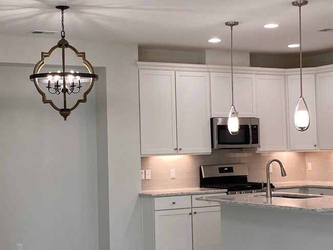 Building Photo - "Charming 2-Bedroom Retreat with 2 Baths a...