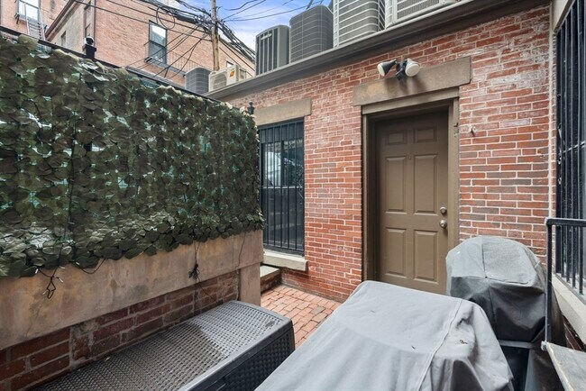 Building Photo - 127 Beacon St
