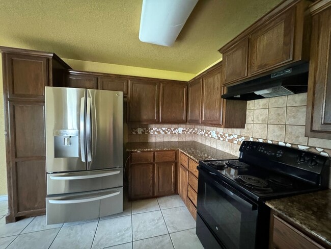 Building Photo - 9600 Diana Dr