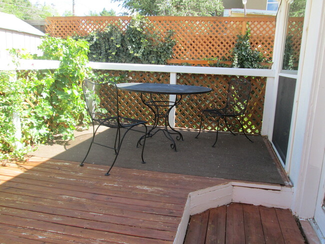 Building Photo - NOB HILL 2 bedroom 1 Bath 1271/SF UTILITIE...
