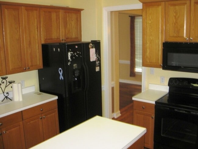 Building Photo - Pre-lease now for April!