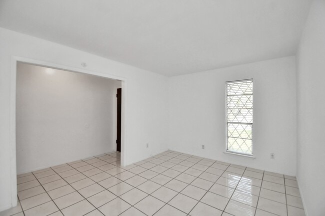 Building Photo - 530 Westshire Dr