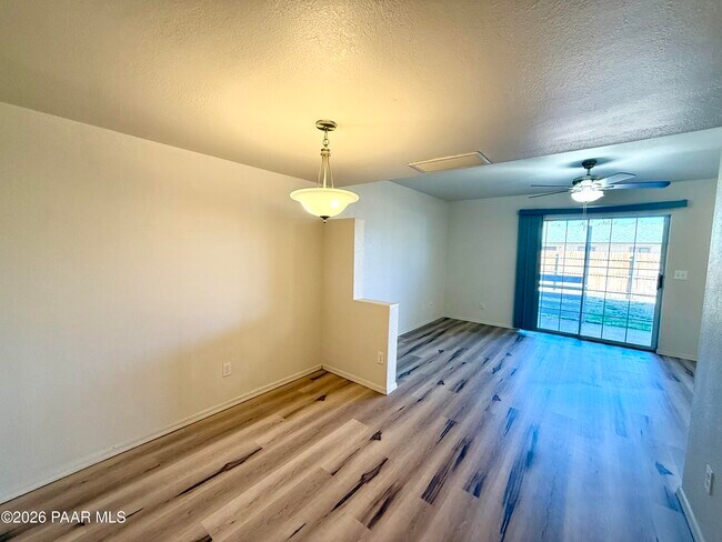 Building Photo - 3160 N Navajo Dr