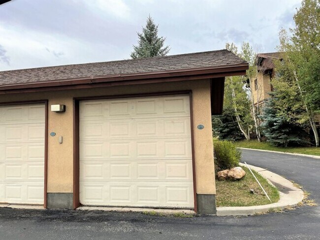 Building Photo - 1600 W Pinebrook Blvd
