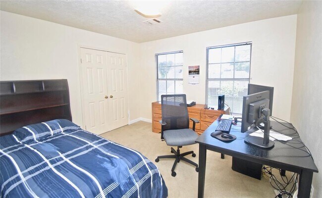 Building Photo - 2447 Edgewood Dr