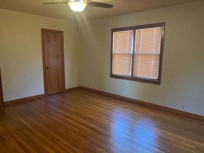 Building Photo - Country Living Home