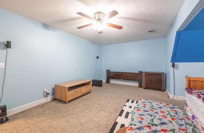 Building Photo - 4Bd/3.5Ba Home Available