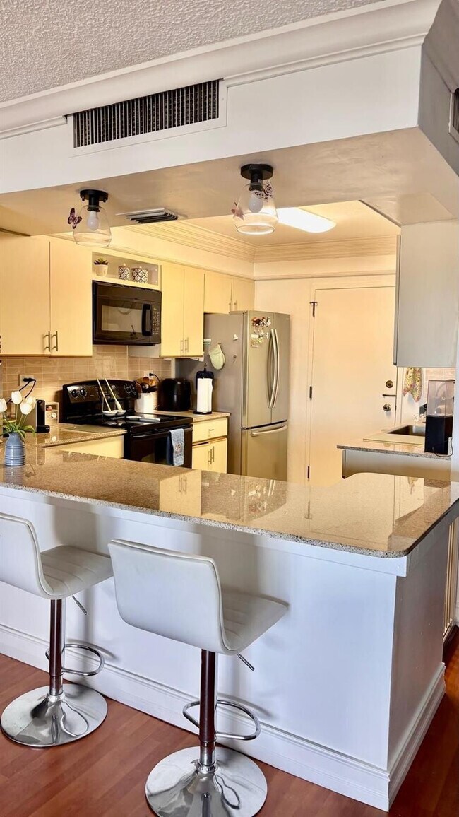 Building Photo - 800 NE 195th St