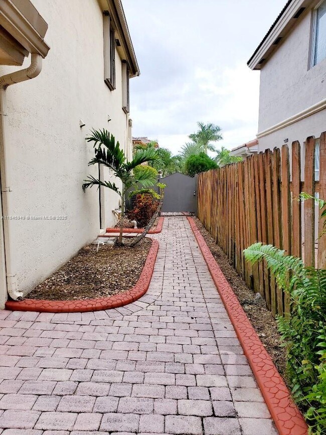 Building Photo - 16431 SW 60th Terrace