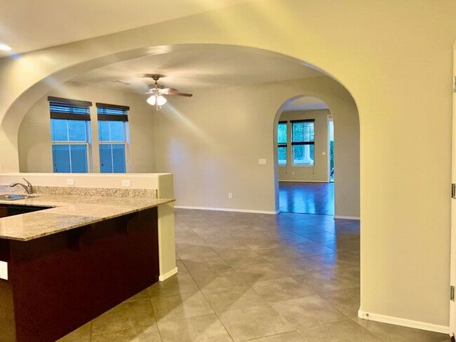 Building Photo - MOVE IN SPECIALS !! 4BD 3BA in South Tempe...