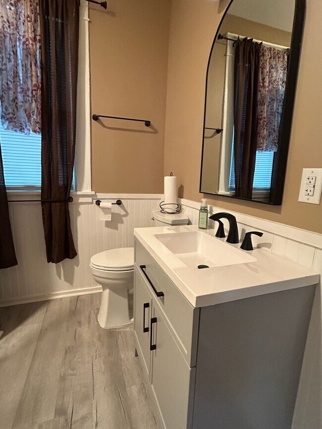 Building Photo - Furnished Short term fully renovated