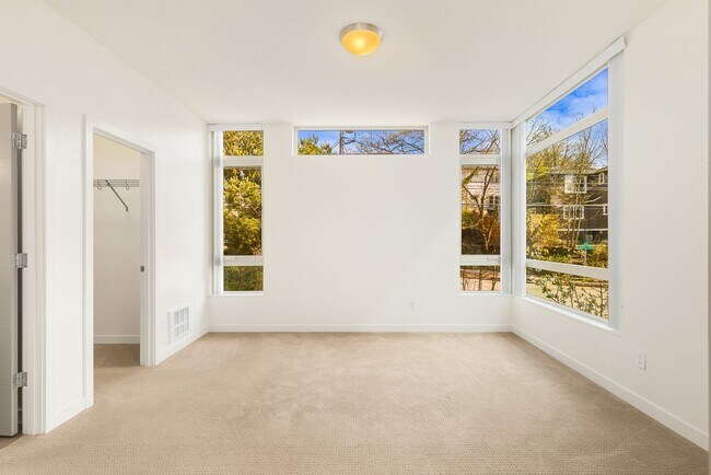 Building Photo - Great City Location - Corner 3 Bedroom Tow...