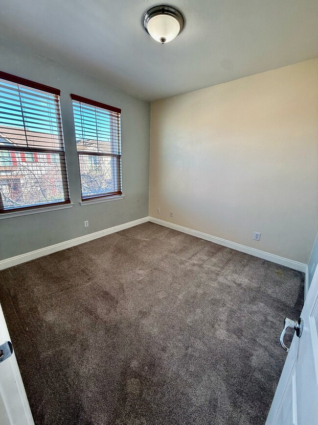 Building Photo - 5443 Washoe St