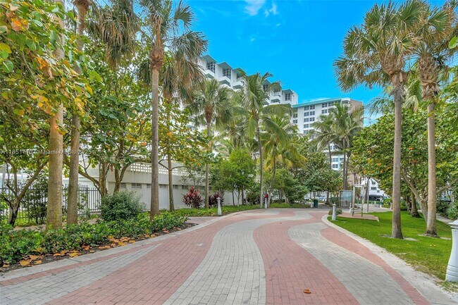 Building Photo - 2924 Collins Ave