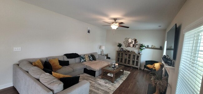 Building Photo - Like New- Immaculate 2-Story Home w/ 4 Bedroom 2.5 Bath! Large Lot- Fully Fenced Backyard.