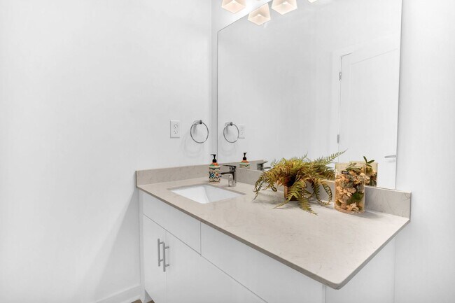 Building Photo - STUNNING MIDTOWN 2BED 2BATH