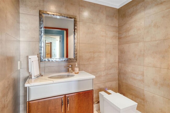 Building Photo - 175 1st St S