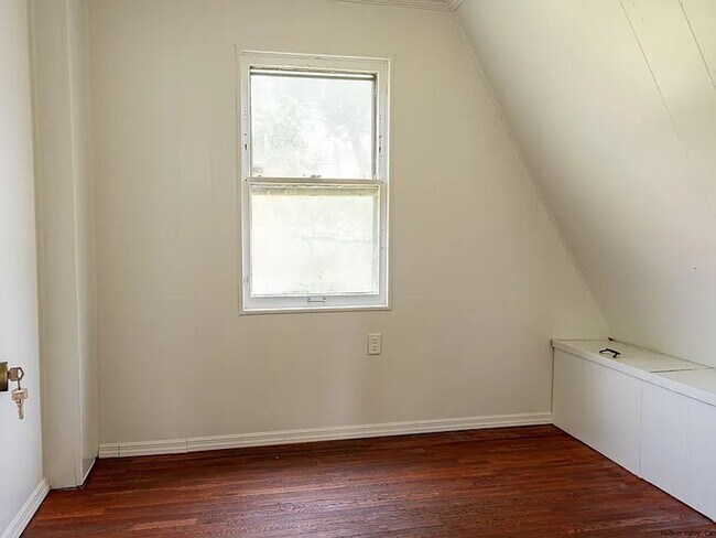 Building Photo - 2 Bedroom Single-Family Home, Newburgh