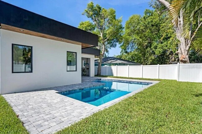 Building Photo - Bold Contemporary Sarasota Luxury Home. 4 Beds/ 4 Baths. Private Pool and Summer Grill.
