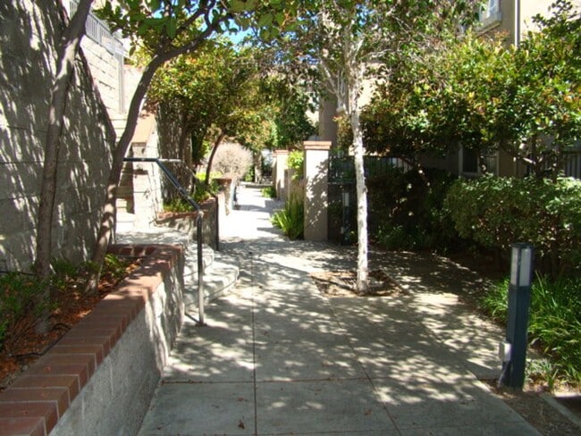 Building Photo - Townhouse 2 bedroom, 2 bath, washer/dryer, refrigerator, 2 car garage, patio