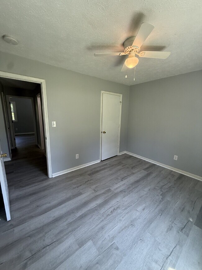 Building Photo - 2 Bedroom 1 Bathroom Apartment in Madison Heights with off street parking.