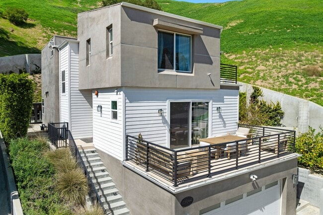 Building Photo - 4969 Llano Dr