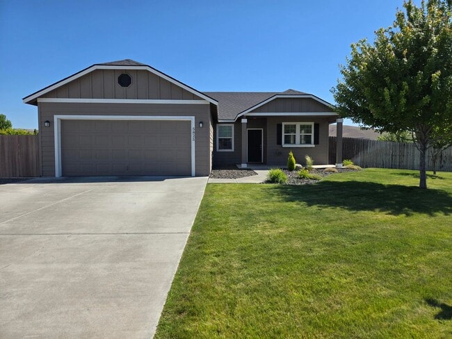 Primary Photo - Gorgeous Ranch on Huge Lot!