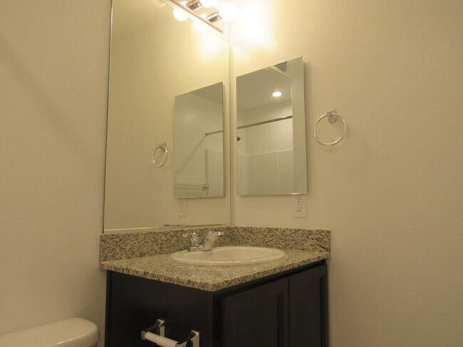 Building Photo - 3 Bedroom Townhome located near Nellis Base!