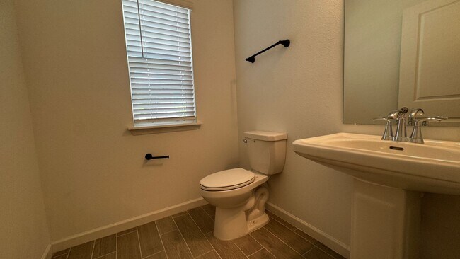 Building Photo - Charming 3BR Townhome with Screened-In Patio