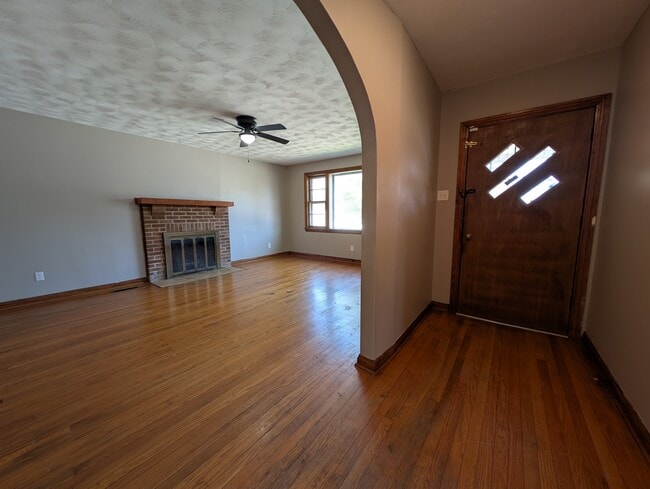 Building Photo - 318 E 11th St