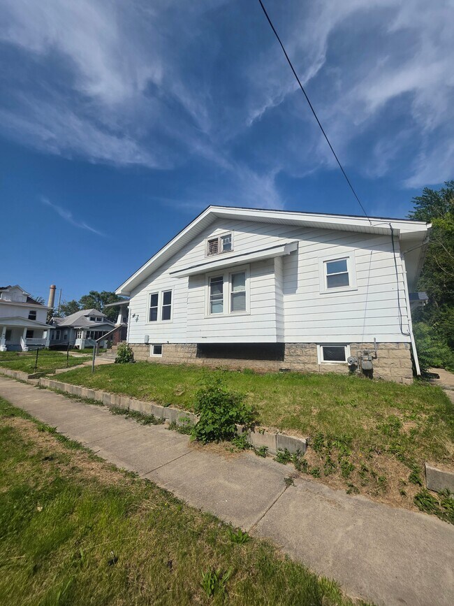 Building Photo - 1705 E N St