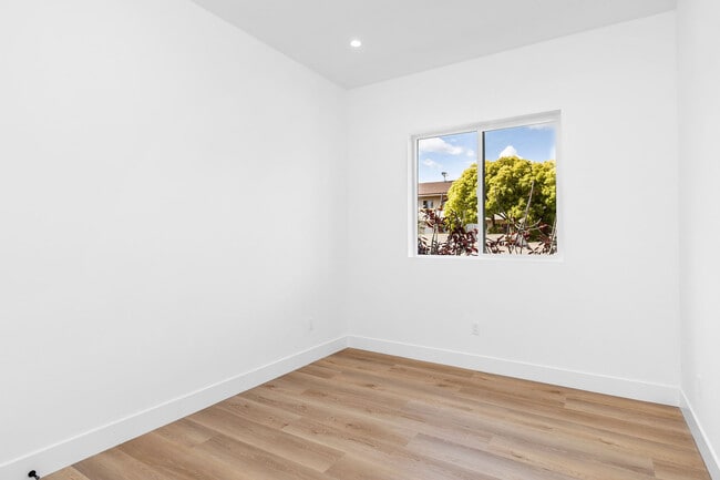 Building Photo - 603 N Harvard Blvd