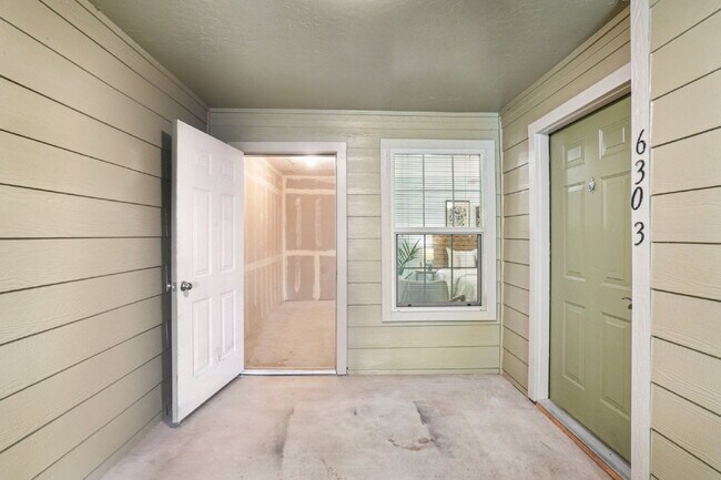 Building Photo - Gorgeous third floor - 1bd/1ba condo