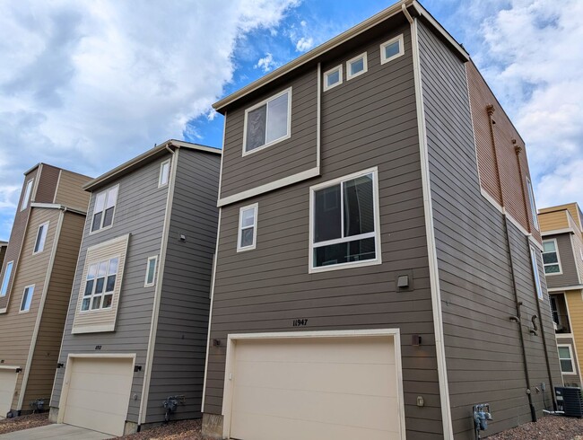 Building Photo - Beautiful 2 Bed + Office + 2.5 Bath home i...