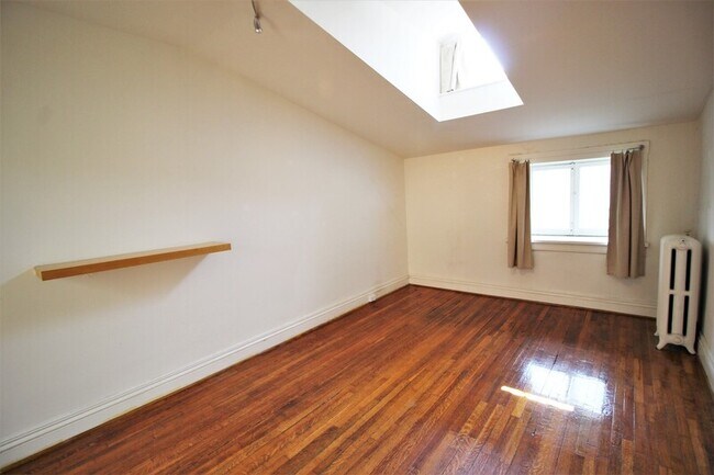 Building Photo - 22 E Mt Vernon Pl