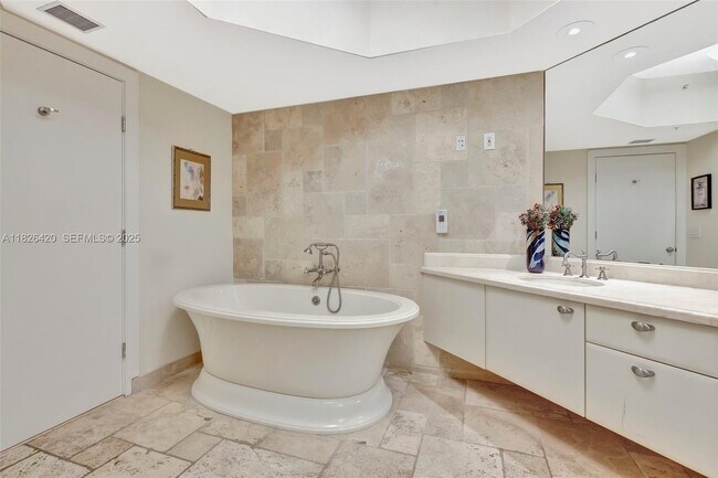 Building Photo - 333 Las Olas Way