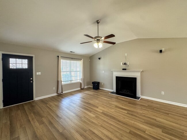 Building Photo - Charming 3 Bed 2 Bath Home in Hope Mills