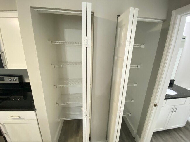 Building Photo - 1 Bedroom / 1 Bath Condo in Gated Community.