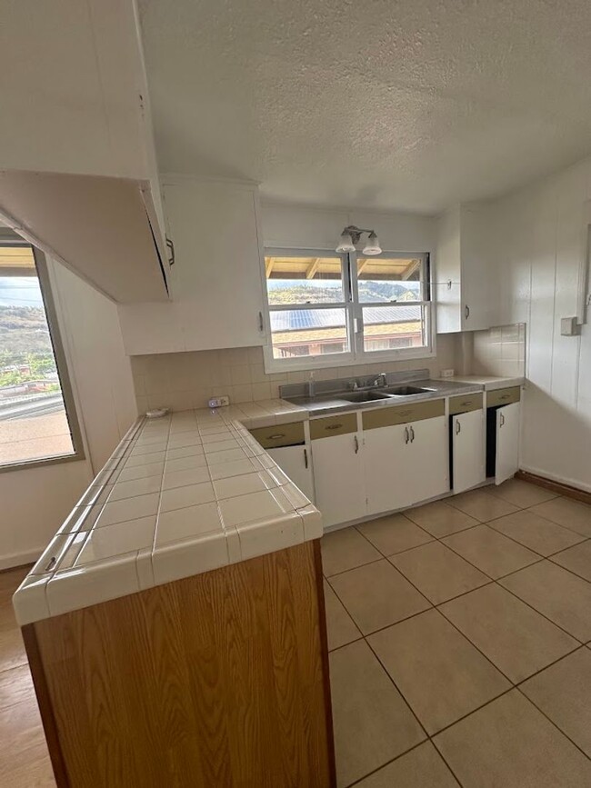 Building Photo - KALIHI UKA House 6 bedrooms, 2 full bath a...