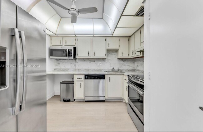 Building Photo - 4172 Inverrary Dr