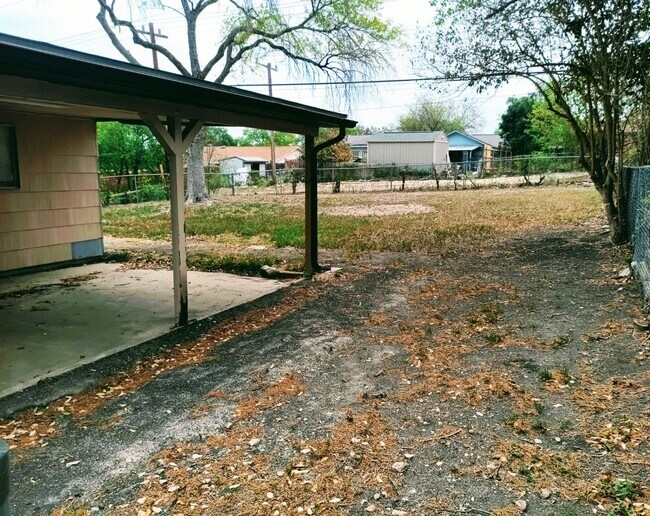 Building Photo - Well-Maintained Home with Modern Features in Prime Live Oak Location