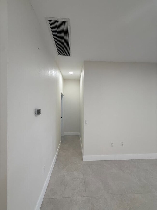 Building Photo - 1550 Center Rd