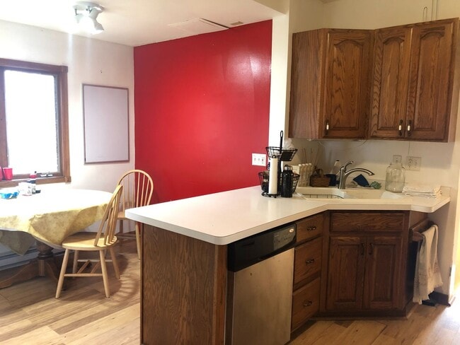 Building Photo - Large Five Bedroom Home in Lakeside!