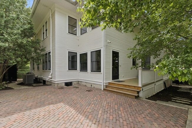Building Photo - 404 Brown St