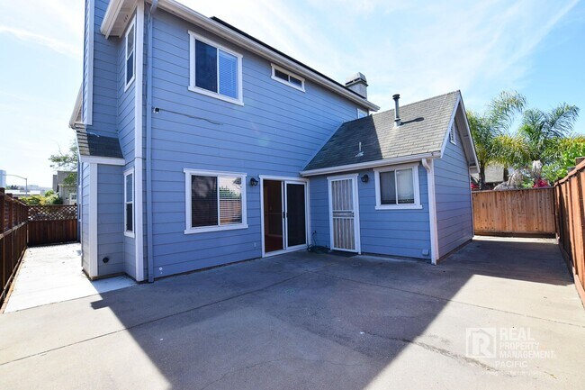 Building Photo - Newly Renovated 4 Bedroom with Parking