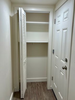 Building Photo - Darling Fully Remodeled Two Bedroom with G...