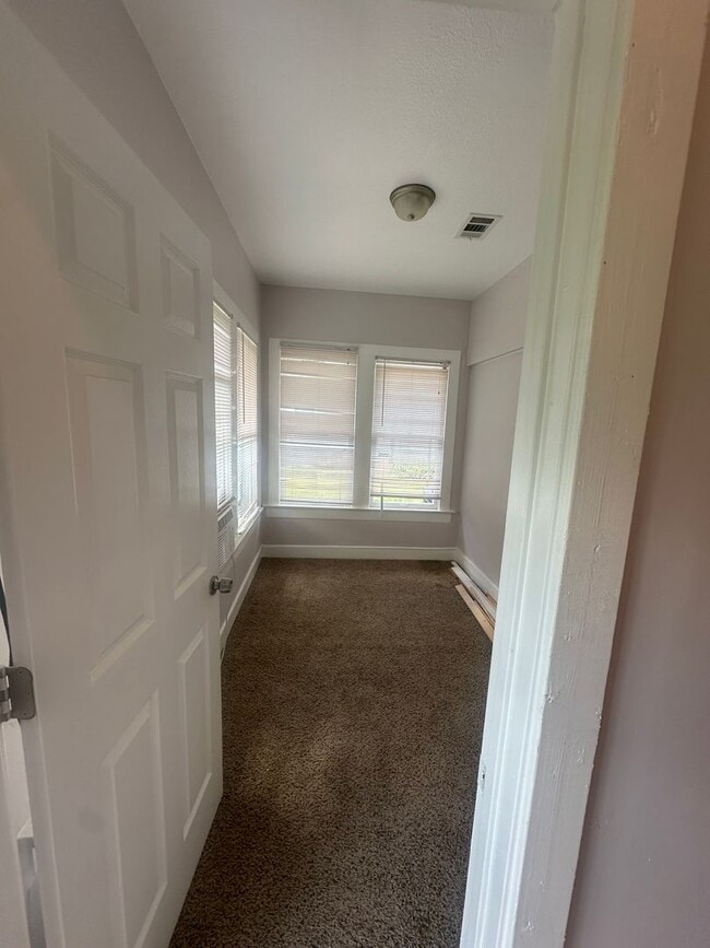 Building Photo - Precious Waco home